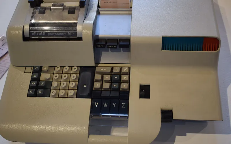 Olivetti P101 “Perottina”, calcolatore da tavolo programmabile, produttore: Olivetti Spa. Mostra per il Museo Didattico di Storia dell'Infor