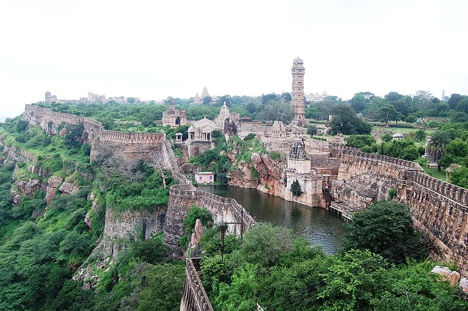 पहाड़ी पर बना एक विशाल पुराना क़िला, जिसमें पत्थर की ऊँची दीवारें, मंदिर, एक ऊँची मीनार और बीच में एक जलाशय है।